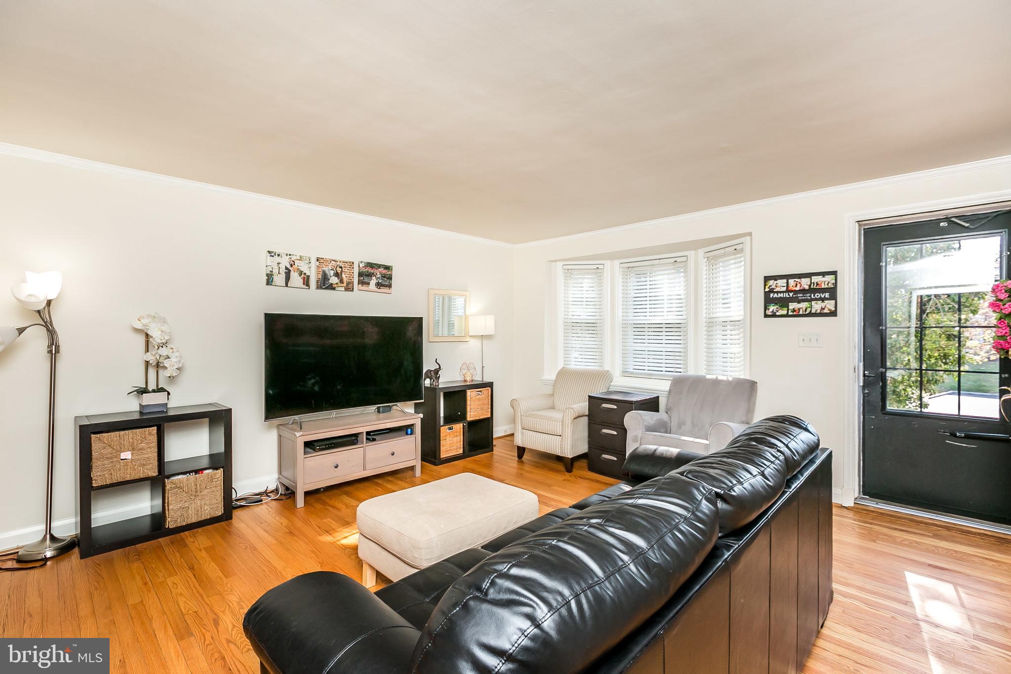 146 Dumbarton Road Baltimore, MD 21212 - Photo 4 of 32 Spacious and bright living room