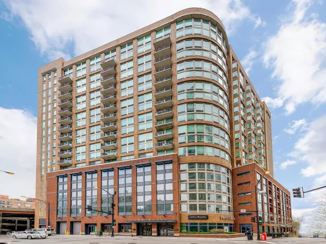 $885,000 | 600 North Kingsbury Street, Unit 309, Chicago, IL 60654