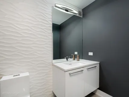 $885,000 | 600 North Kingsbury Street, Unit 309, Chicago, IL 60654