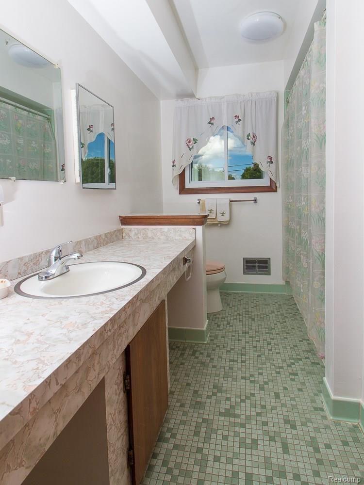 575 Sanders Road Oxford, MI 48371 - Photo 17 of 22 Picture-Perfect Master Bathroom