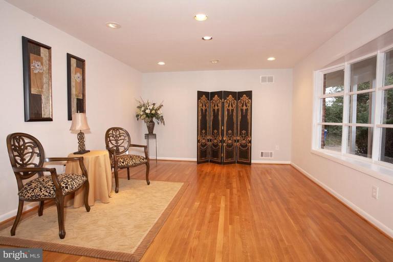 13003 Layhill Road Silver Spring, MD 20906 - Photo 18 of 30 Living Room