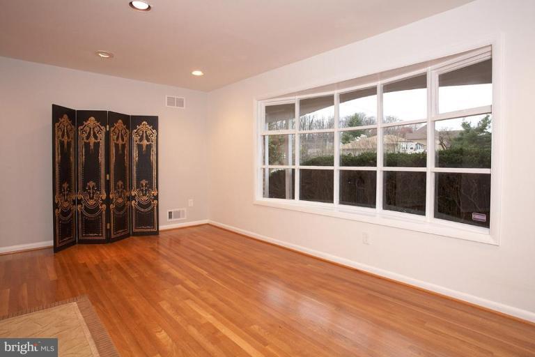 13003 Layhill Road Silver Spring, MD 20906 - Photo 19 of 30 Living Room