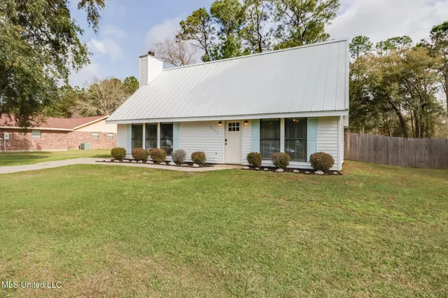 $2,150 | 395 Felicity Street, Bay St. Louis, MS 39520