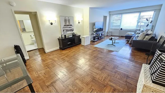 $699,900 | 150 East 61st Street, Unit 2D | Lenox Hill