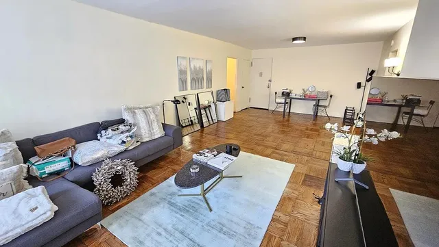 $699,900 | 150 East 61st Street, Unit 2D | Lenox Hill