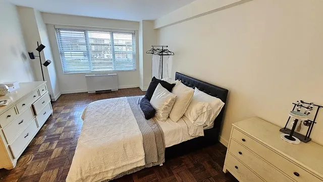 $699,900 | 150 East 61st Street, Unit 2D | Lenox Hill