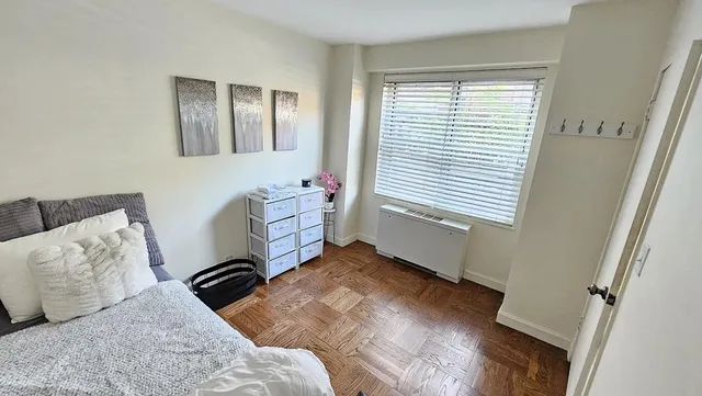 $699,900 | 150 East 61st Street, Unit 2D | Lenox Hill