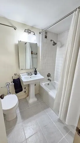 $699,900 | 150 East 61st Street, Unit 2D | Lenox Hill