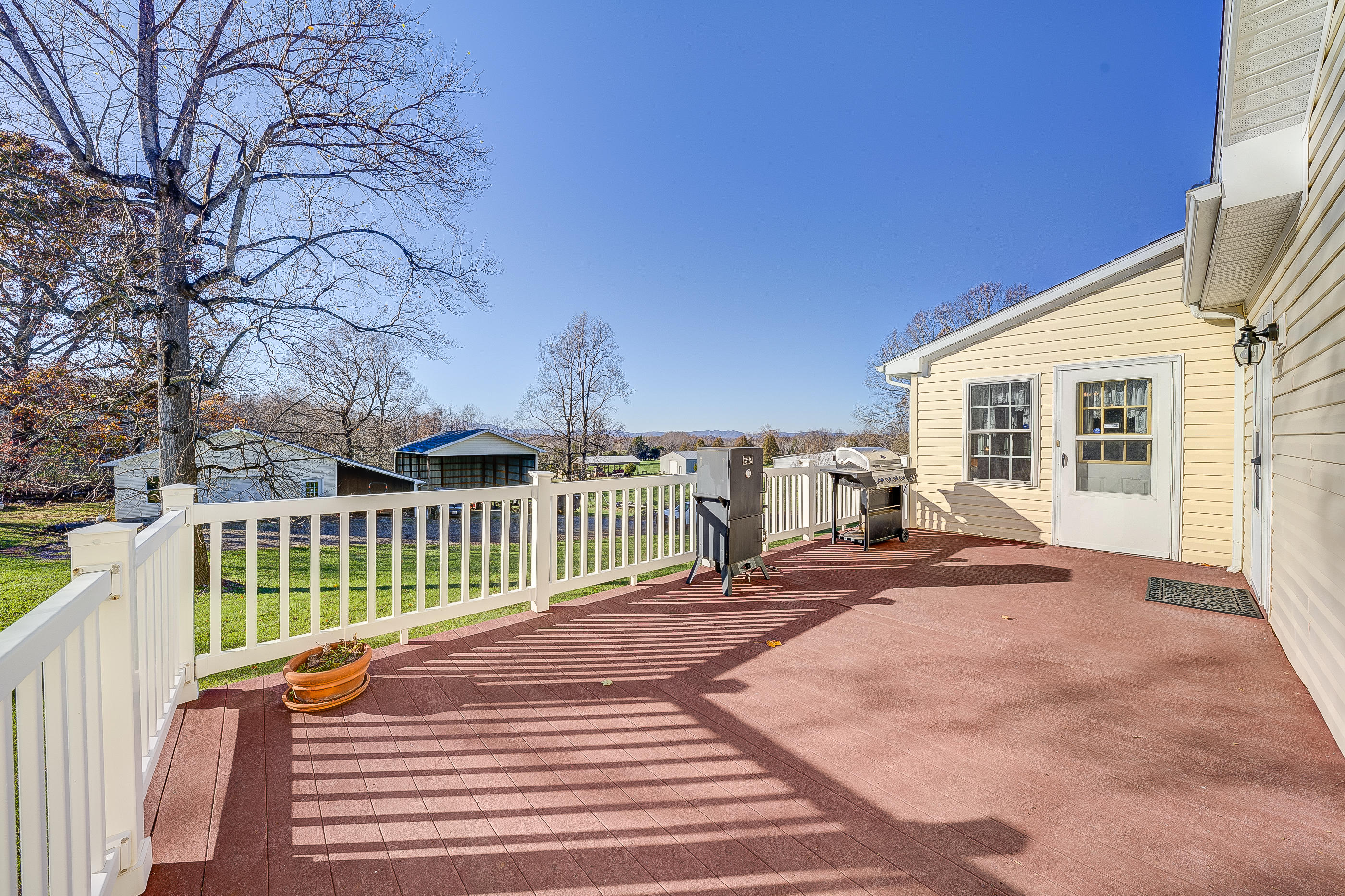 929 Farm View Road Glade Hill, VA 24092 - Photo 36 of 44 34 Deck