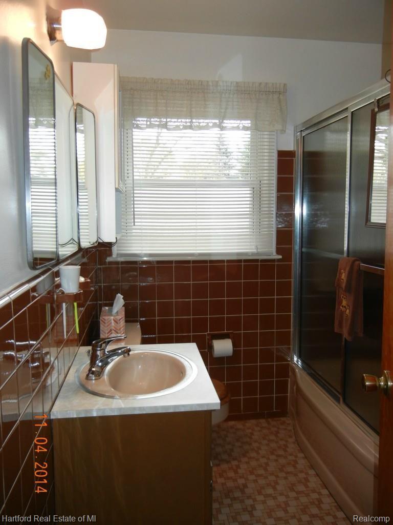 30891 Ridgeway Drive Farmington, MI 48334 - Photo 18 of 27 Main bathroom