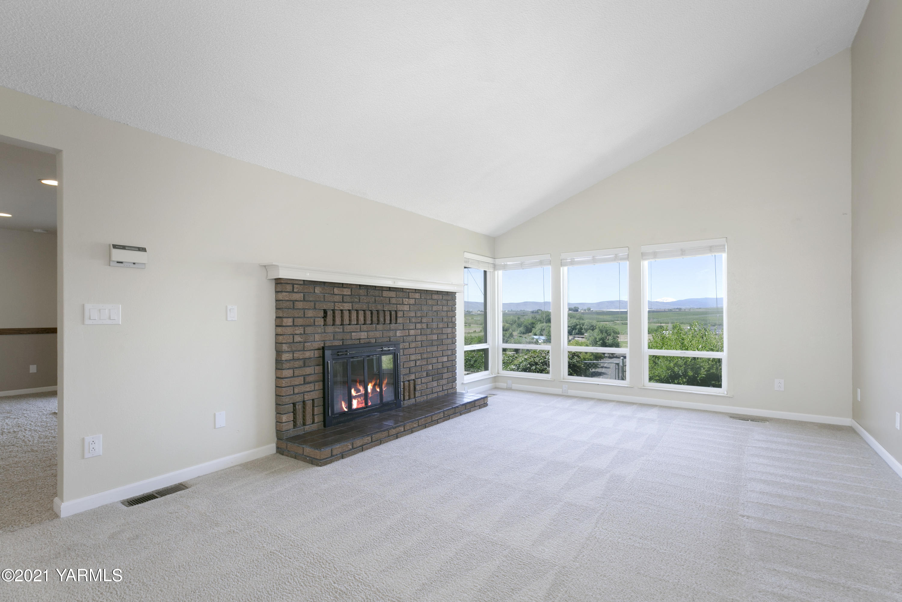 390 Mahre Road Yakima, WA 98908 - Photo 2 of 21 an empty room with a fireplace and window