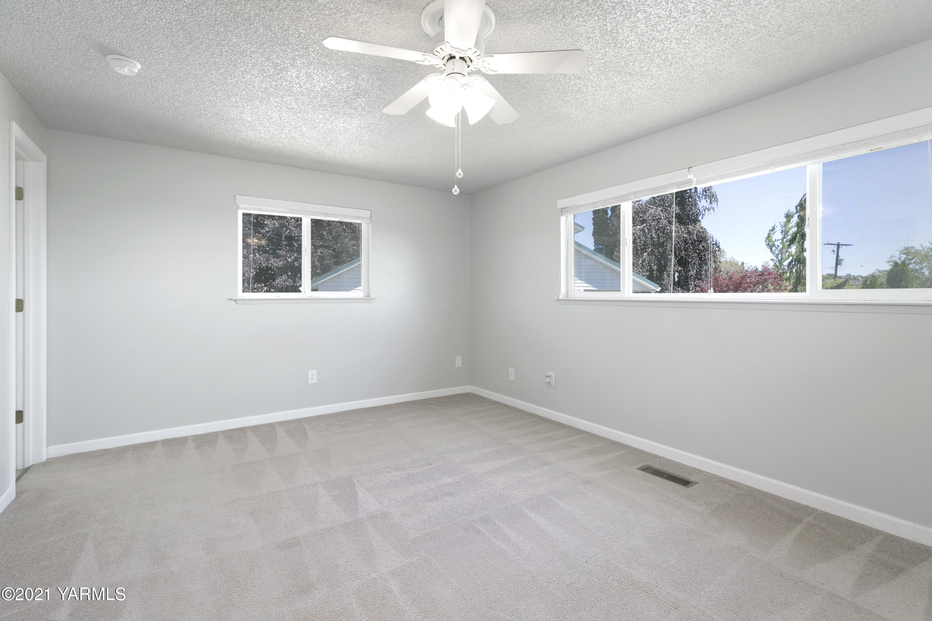 390 Mahre Road Yakima, WA 98908 - Photo 11 of 21 en empty room with windows and ceiling fan