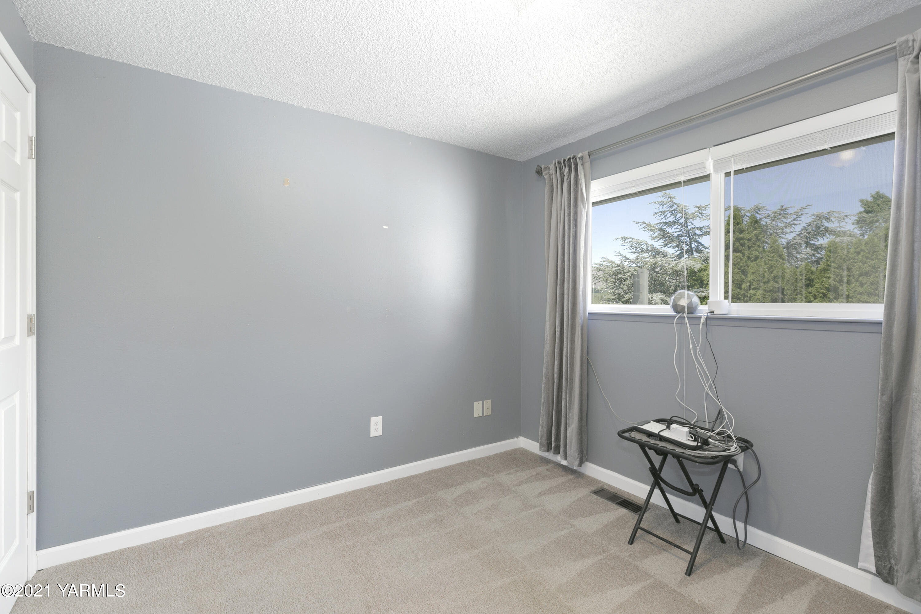 390 Mahre Road Yakima, WA 98908 - Photo 12 of 21 a view of a room with a window