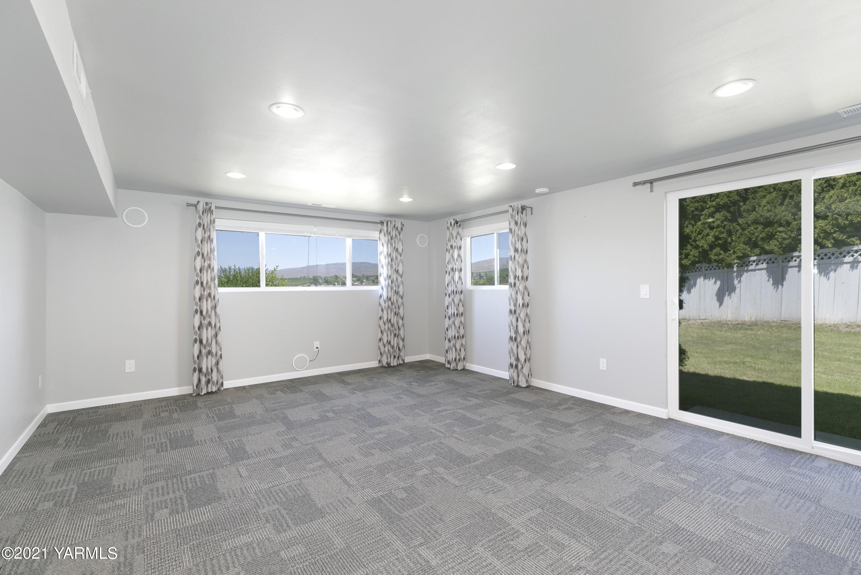 390 Mahre Road Yakima, WA 98908 - Photo 13 of 21 an empty room with windows and closet