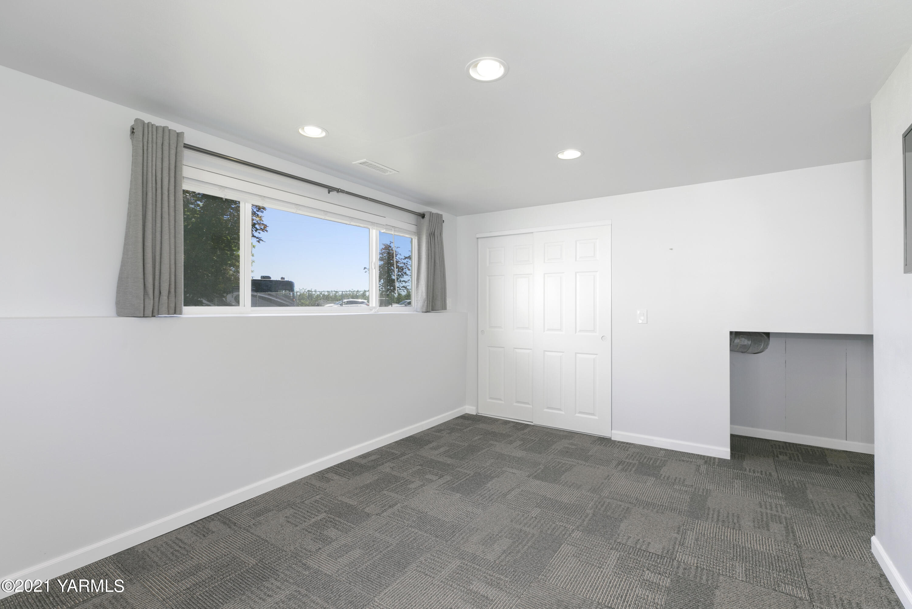 390 Mahre Road Yakima, WA 98908 - Photo 14 of 21 an empty room with a window and wooden floor