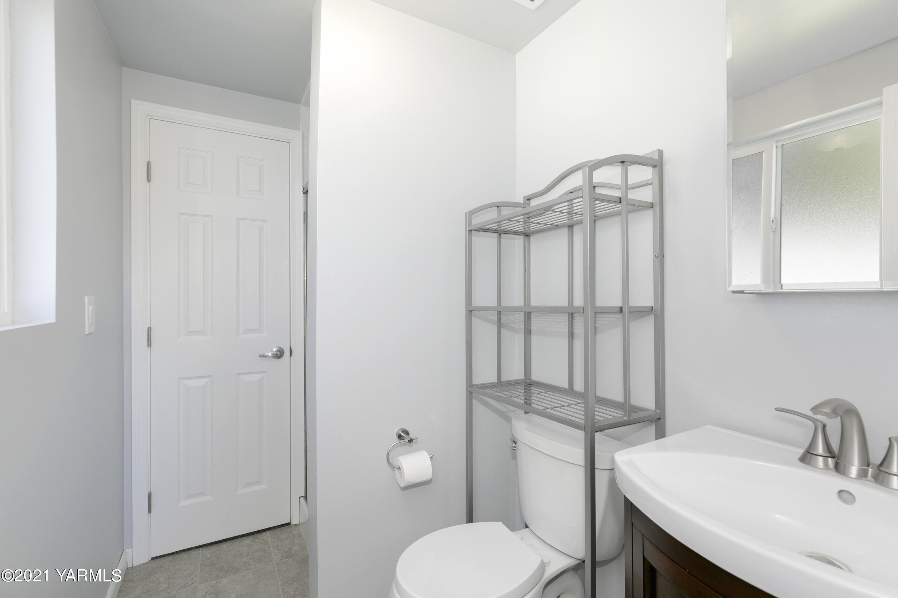 390 Mahre Road Yakima, WA 98908 - Photo 15 of 21 a bathroom with a toilet a sink and mirror