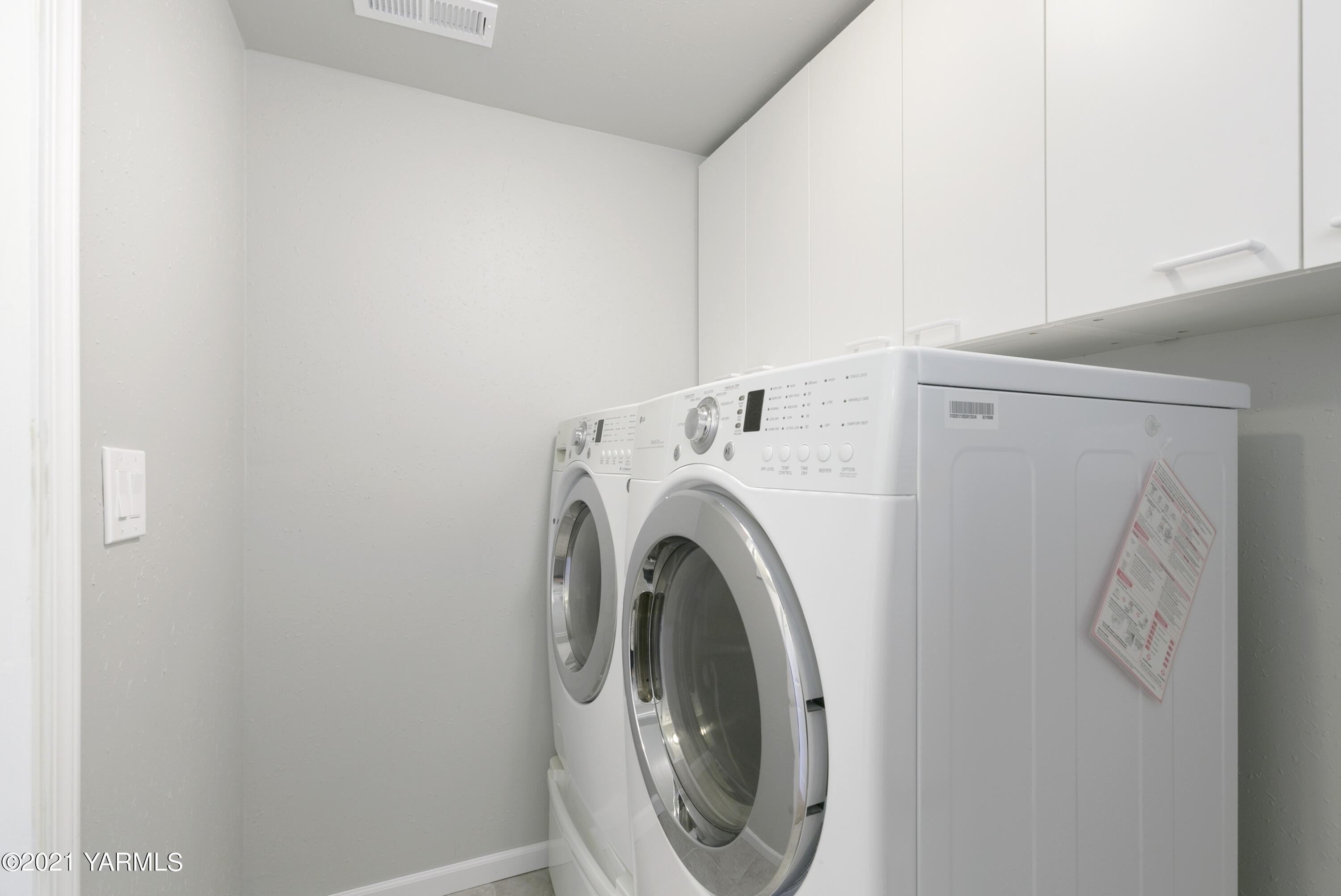 390 Mahre Road Yakima, WA 98908 - Photo 16 of 21 a utility room with dryer and washer
