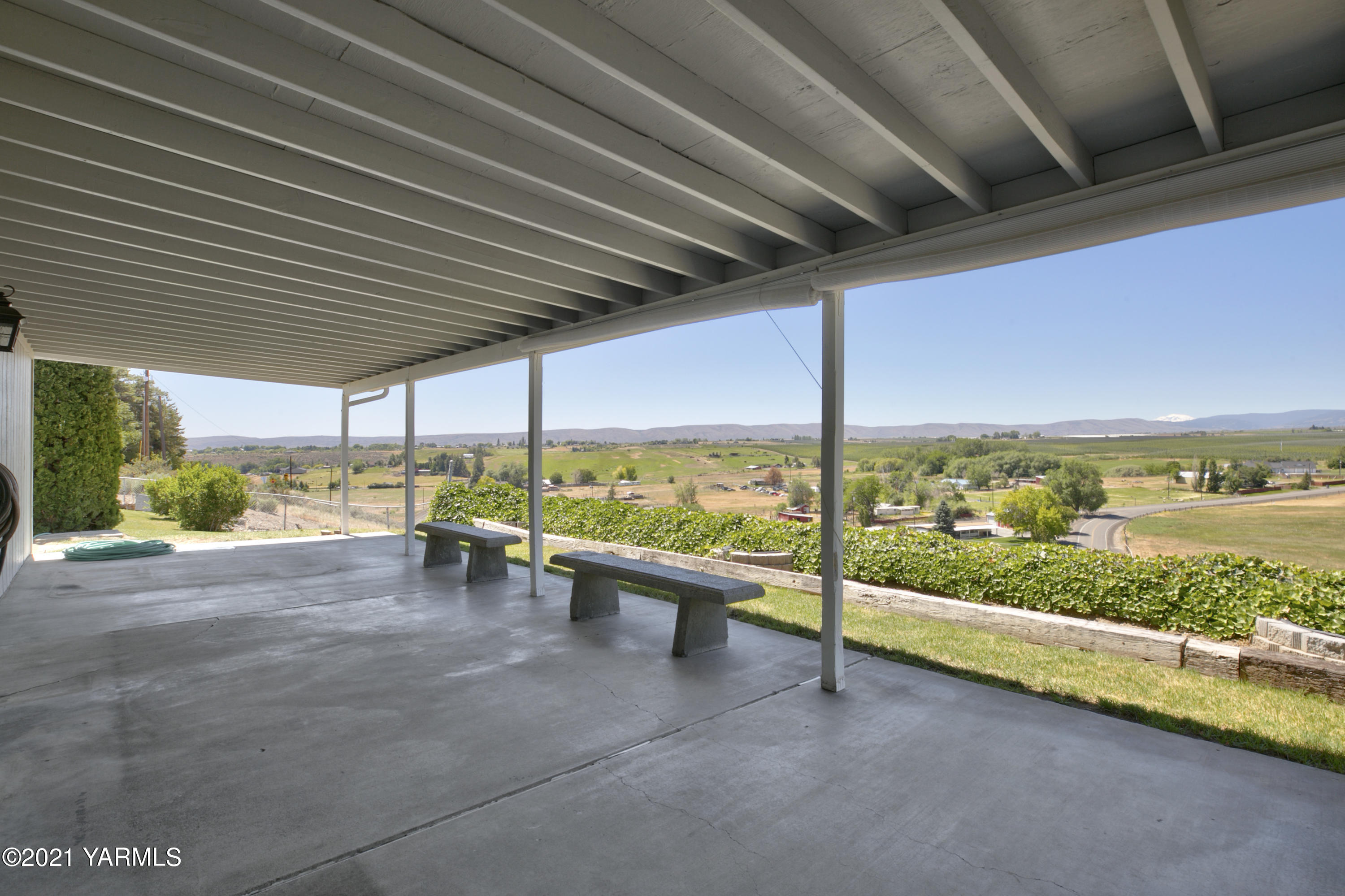 390 Mahre Road Yakima, WA 98908 - Photo 17 of 21 a view of a porch with furniture and garden