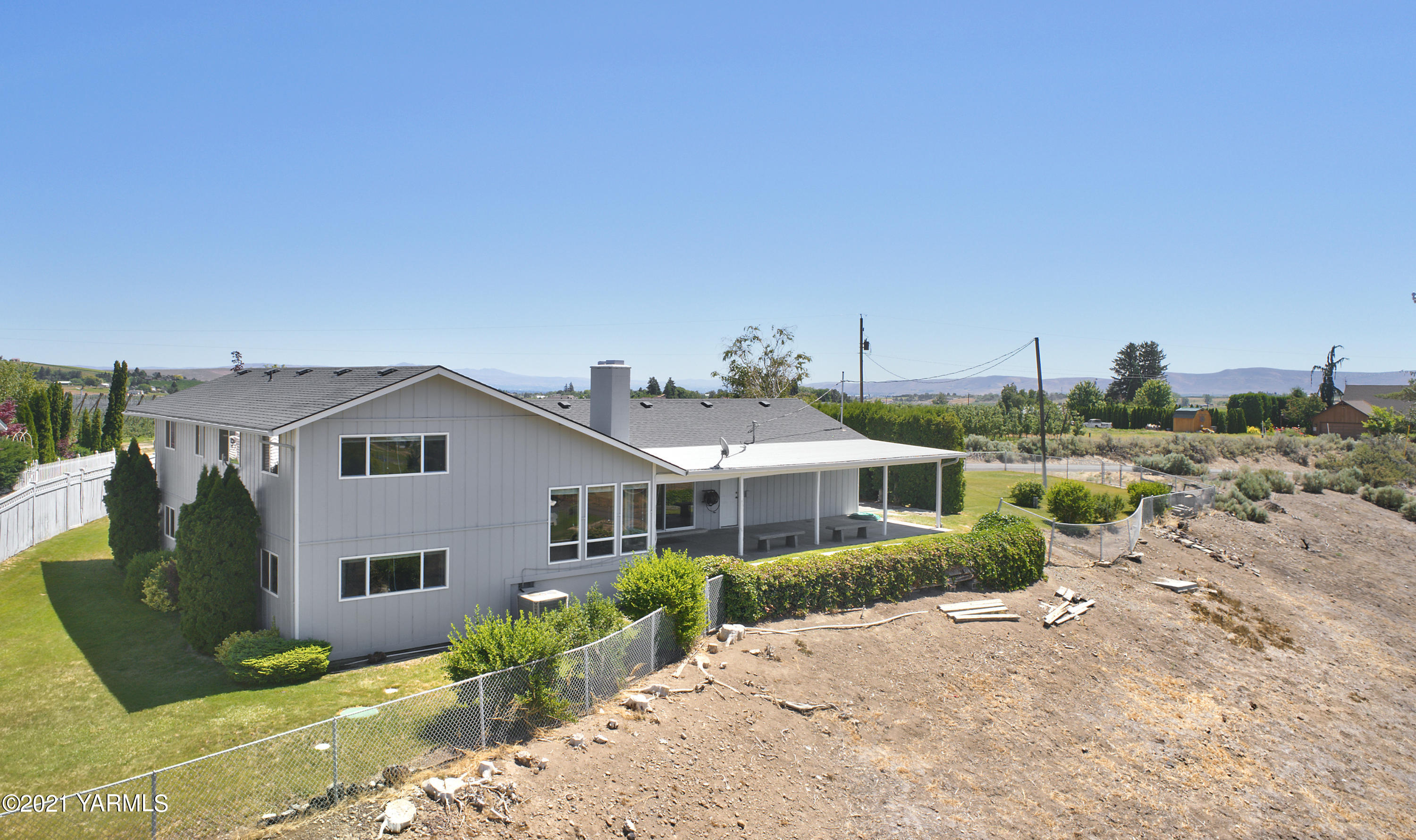 390 Mahre Road Yakima, WA 98908 - Photo 19 of 21 a front view of a house with garden