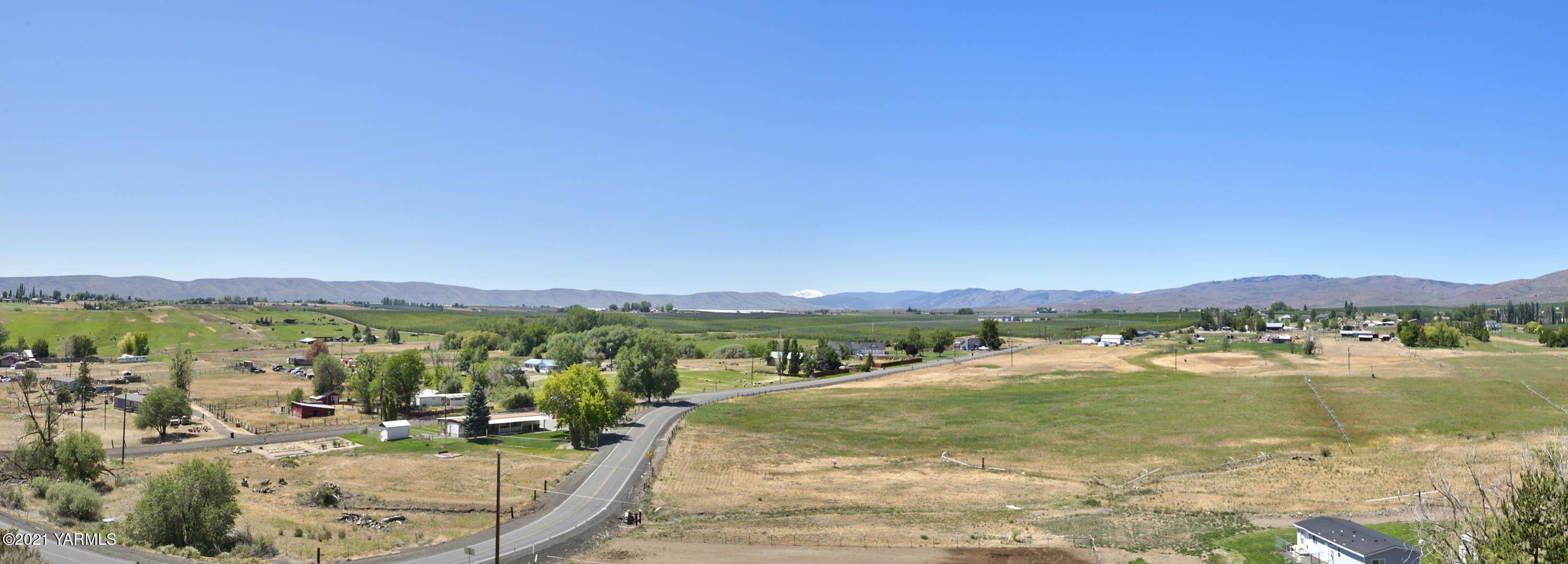 390 Mahre Road Yakima, WA 98908 - Photo 20 of 21 a view of lake with mountain