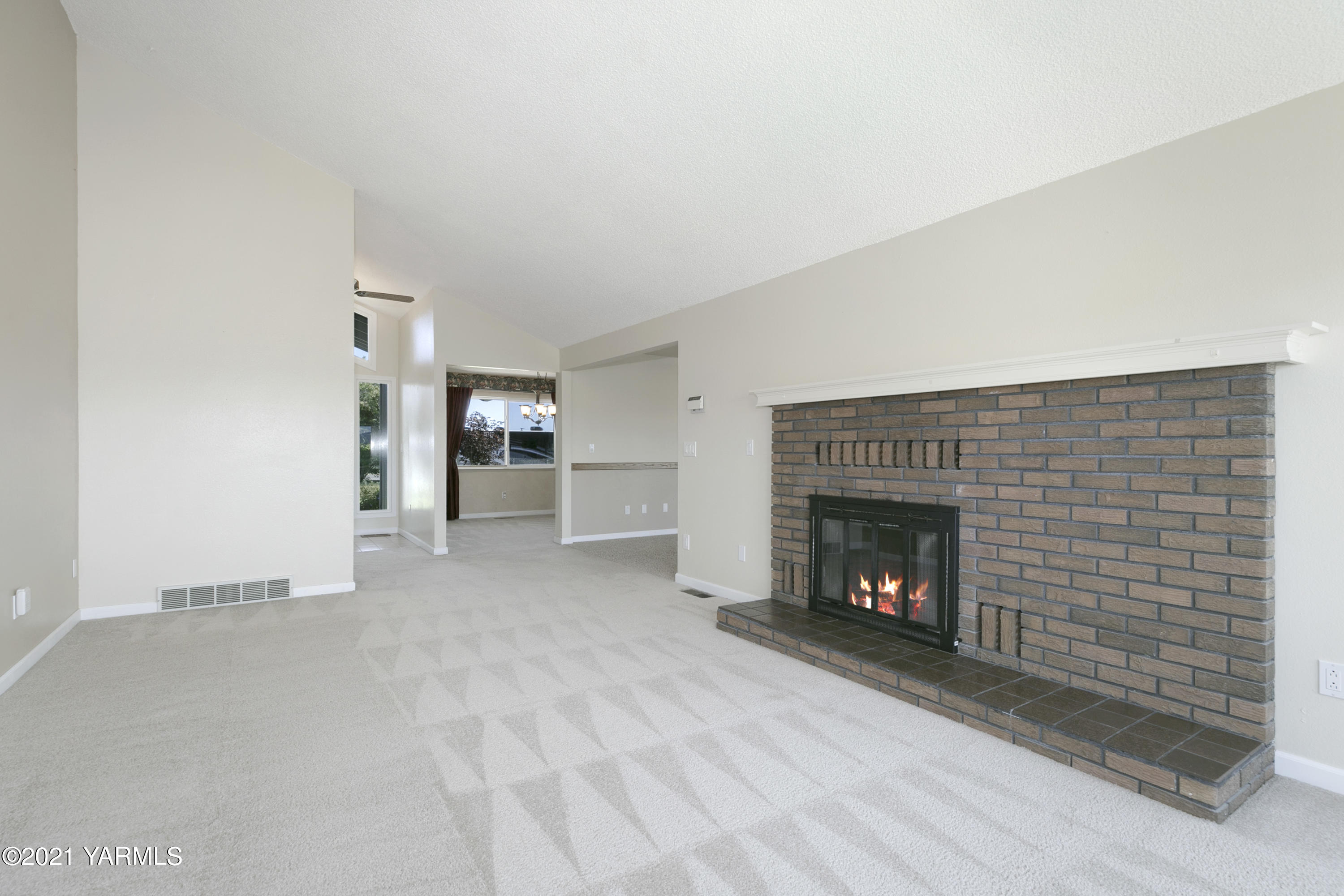 390 Mahre Road Yakima, WA 98908 - Photo 3 of 21 an empty room with a fireplace