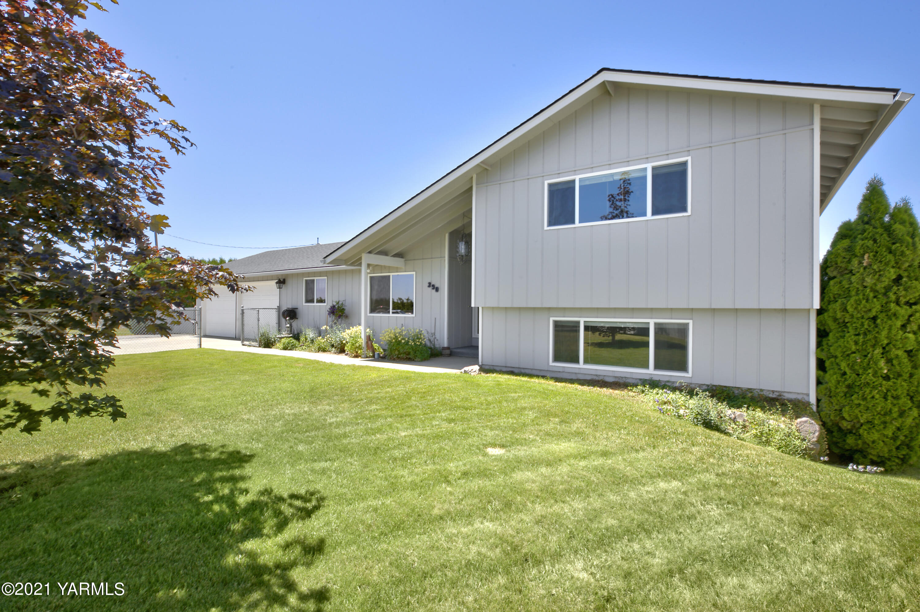 390 Mahre Road Yakima, WA 98908 - Photo 21 of 21 a front view of house with yard and green space