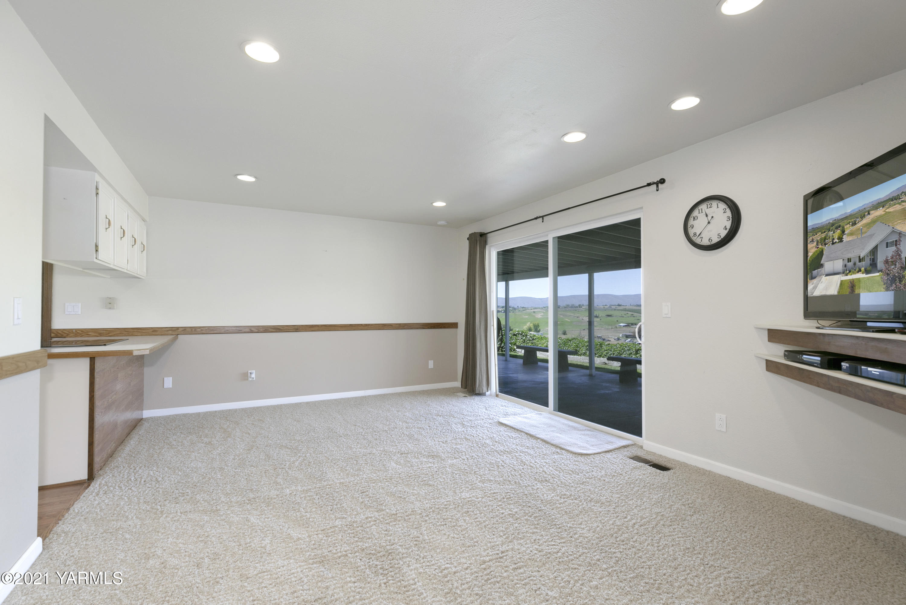 390 Mahre Road Yakima, WA 98908 - Photo 4 of 21 a view of an empty room with a window