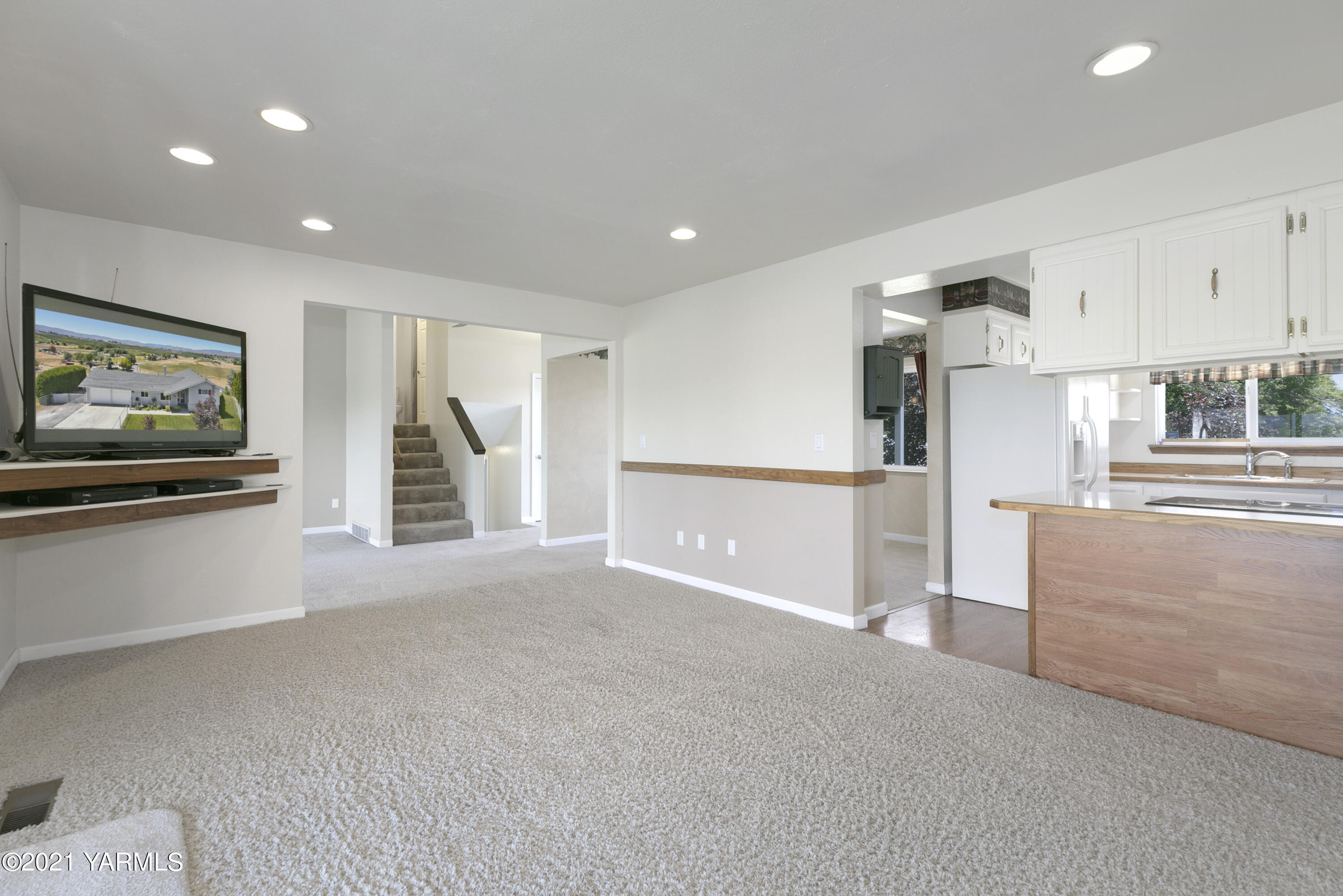 390 Mahre Road Yakima, WA 98908 - Photo 5 of 21 a view of a kitchen with large windows