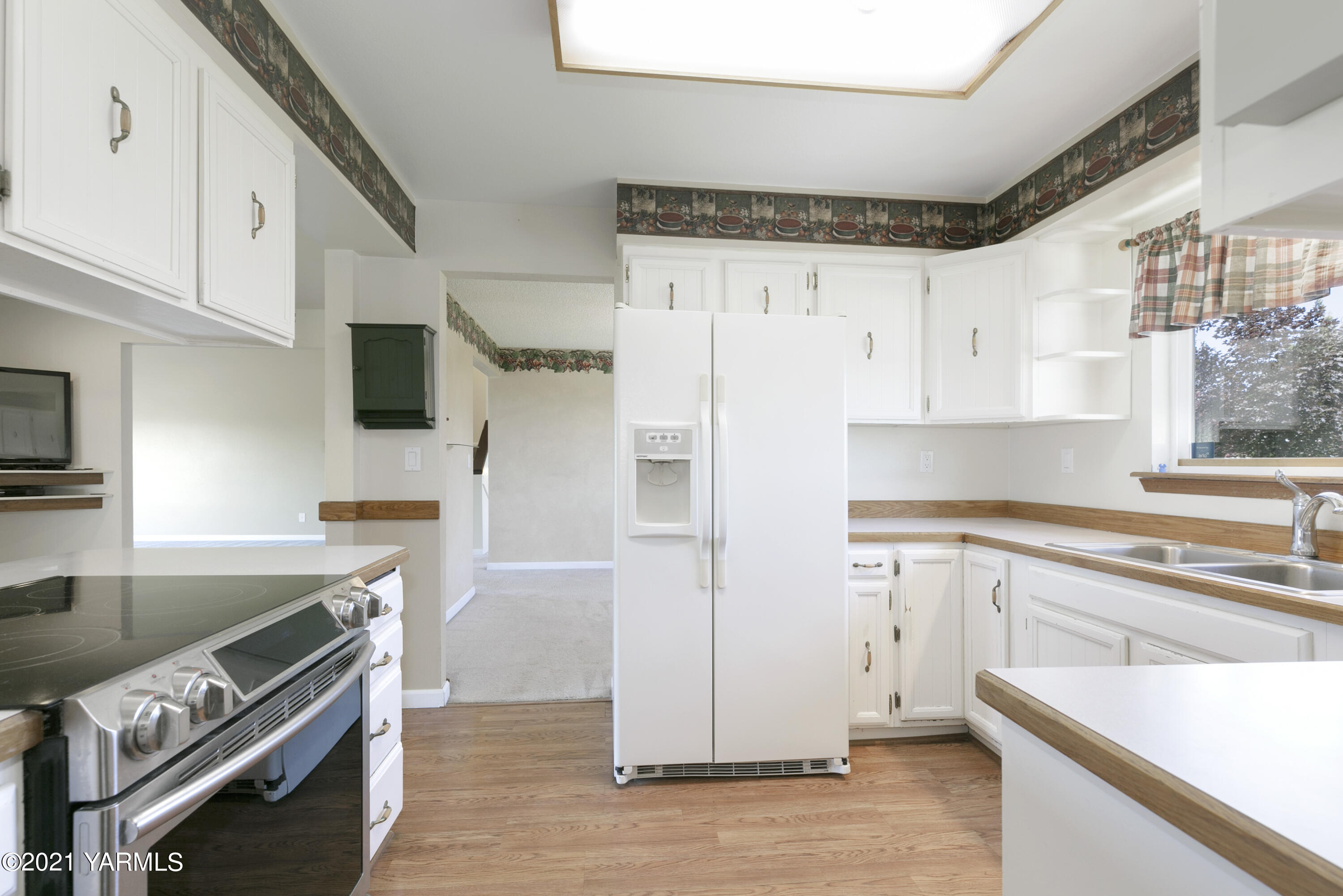 390 Mahre Road Yakima, WA 98908 - Photo 6 of 21 a kitchen with stainless steel appliances a stove a sink and a refrigerator