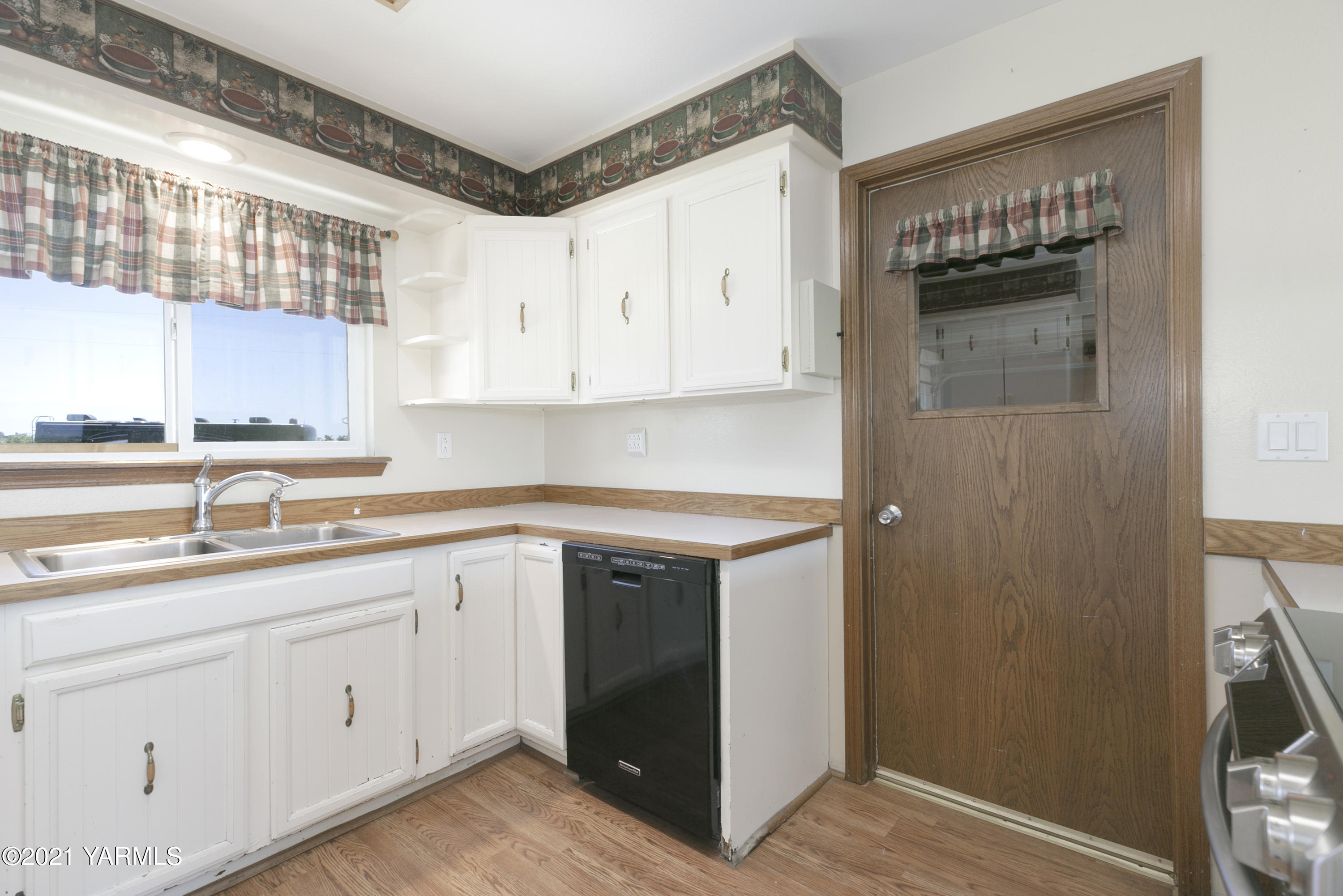 390 Mahre Road Yakima, WA 98908 - Photo 7 of 21 a kitchen with a sink and cabinets