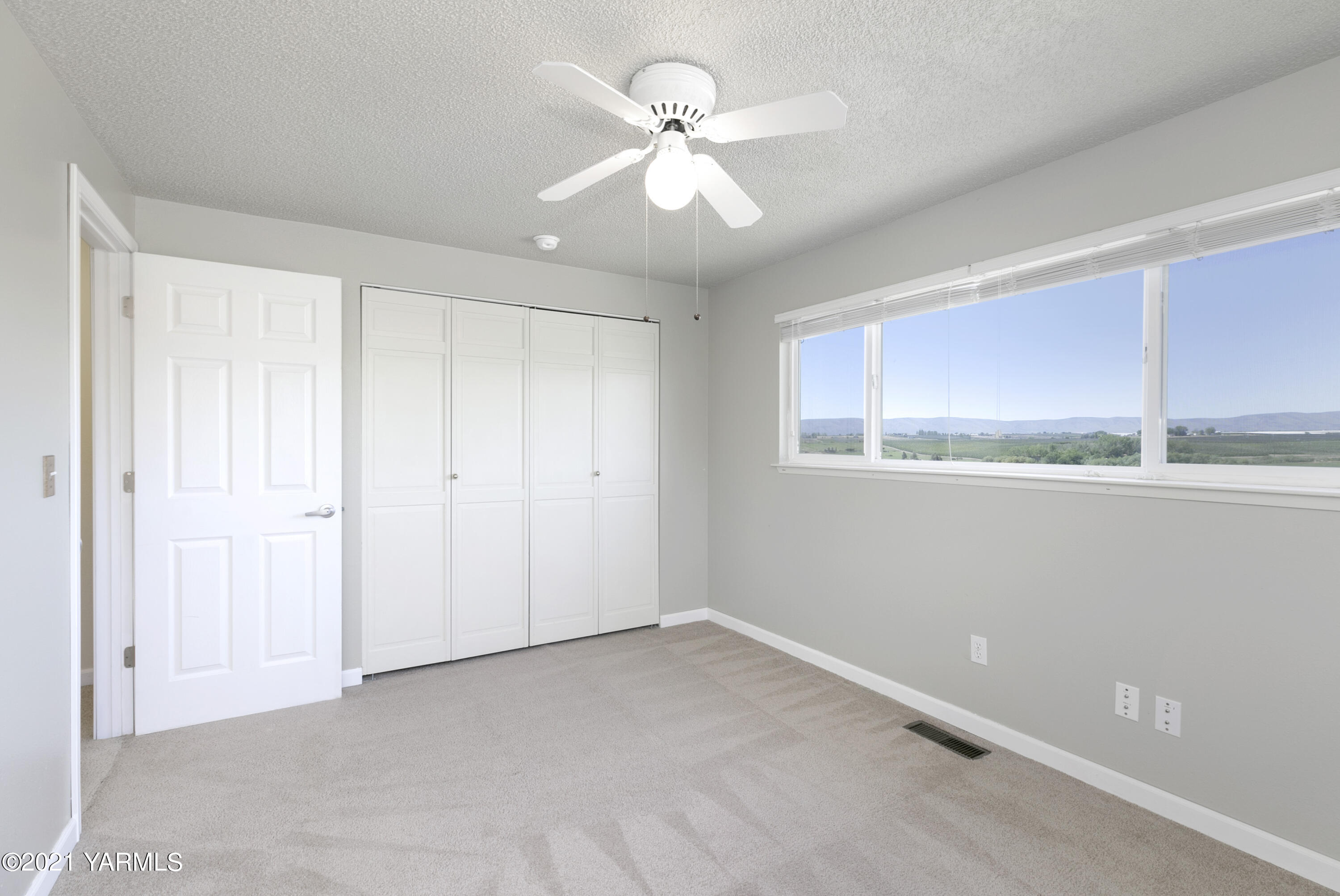390 Mahre Road Yakima, WA 98908 - Photo 9 of 21 a view of an empty room with a window