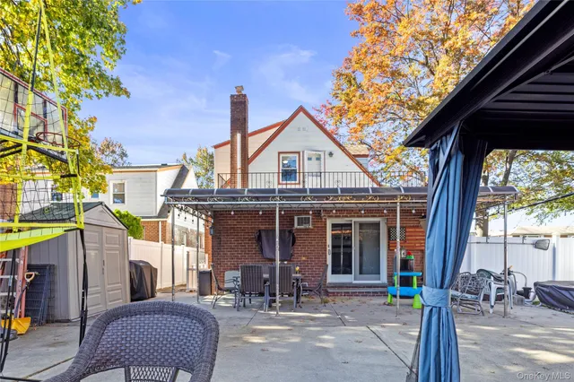 a black and white photo of a room