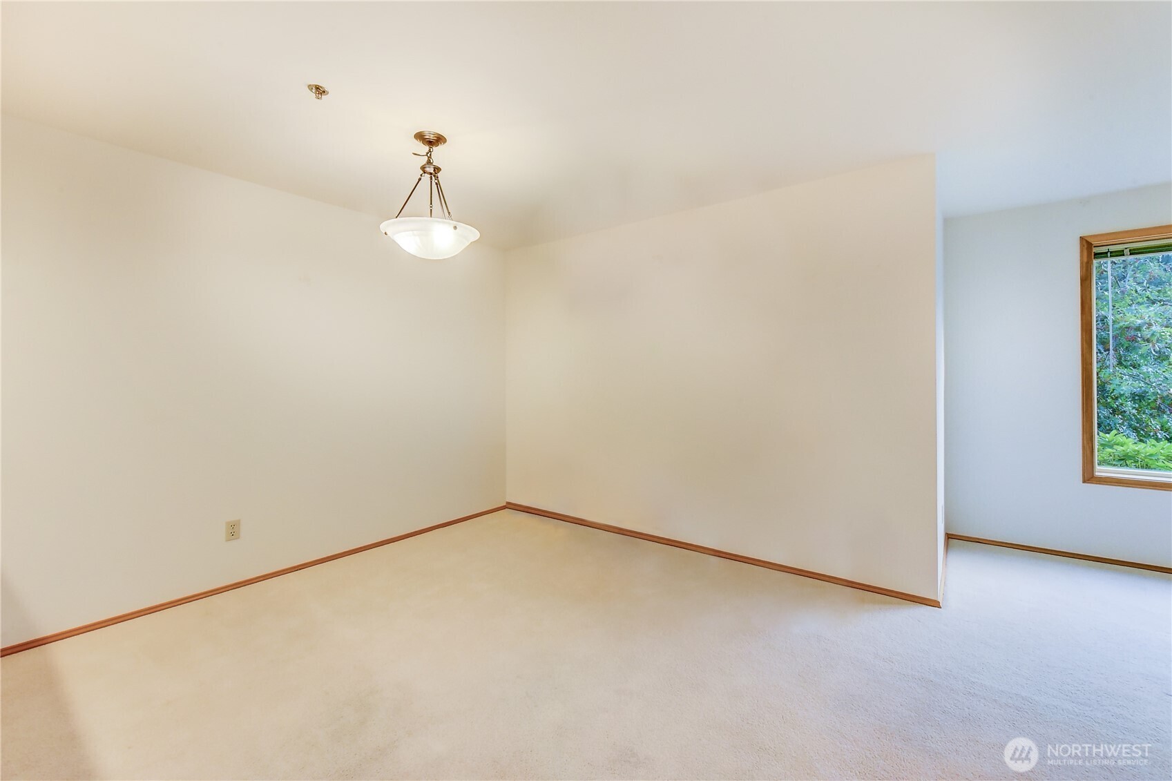 609 7th Avenue North, Unit B203 Edmonds, WA 98020 - Photo 2 of 3 an empty room with a window
