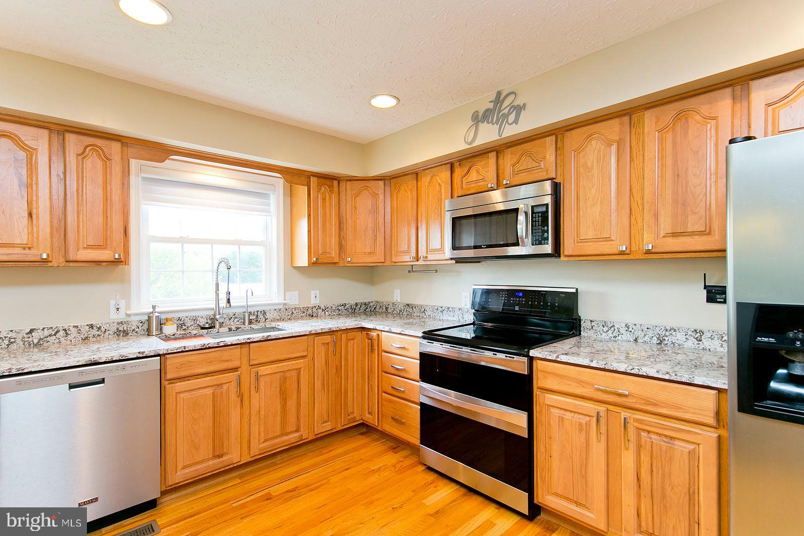 6363 Middle Road Stephens City, VA 22655 - Photo 17 of 81 Kitchen with granite counters / SS appliances