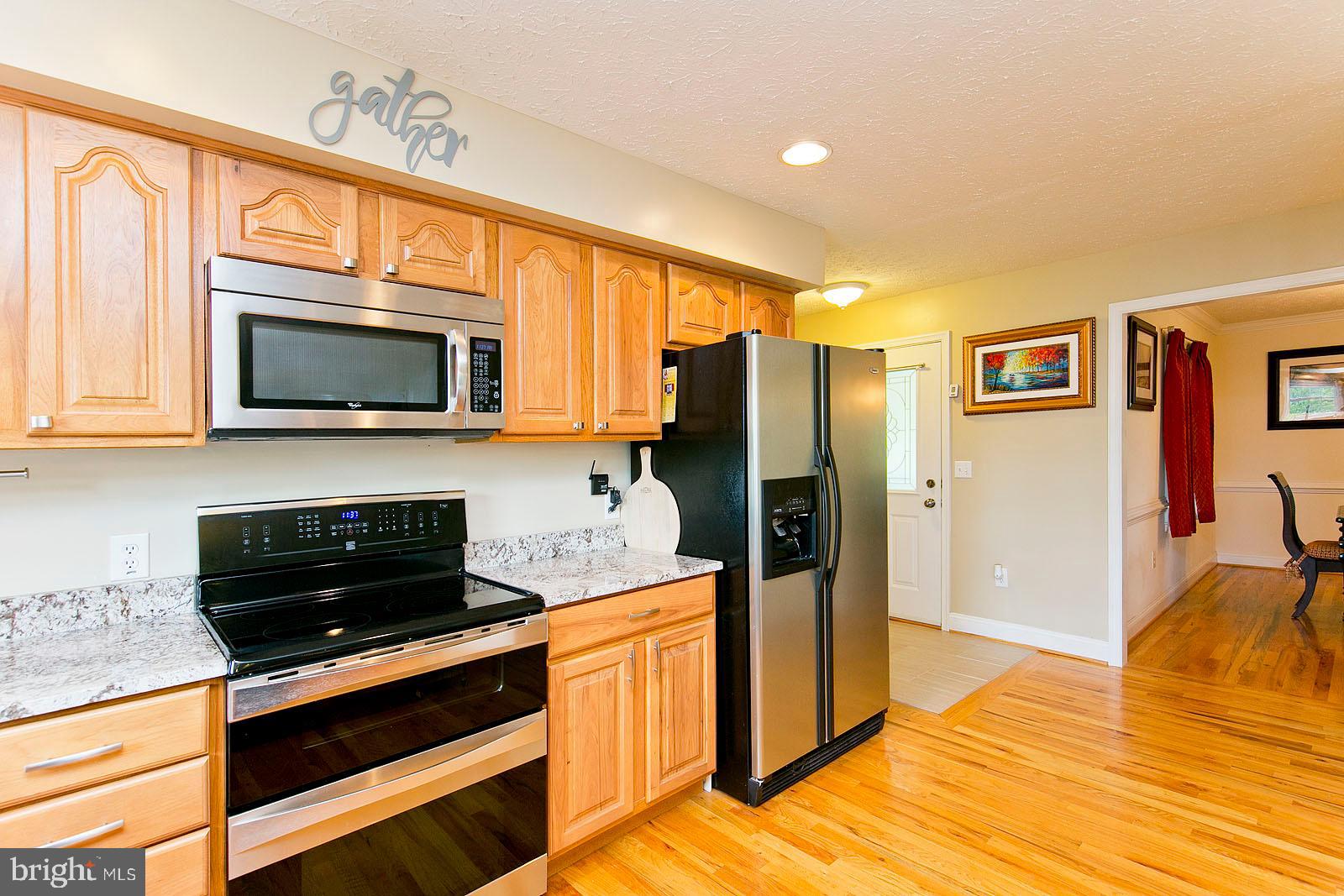 6363 Middle Road Stephens City, VA 22655 - Photo 20 of 81 Kitchen with granite counters / SS appliances