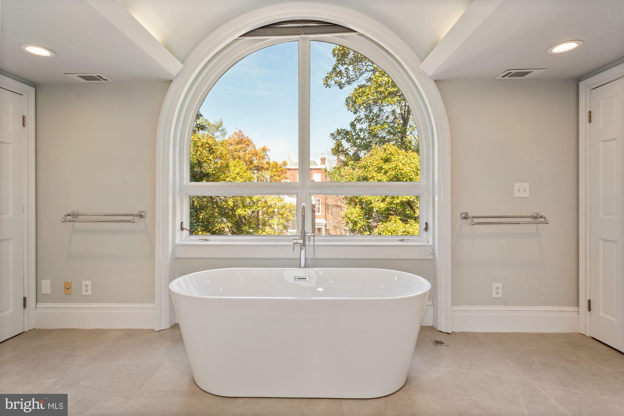 3129 N Street Northwest Washington, DC 20007 - Photo 20 of 28 SOAKING TUB