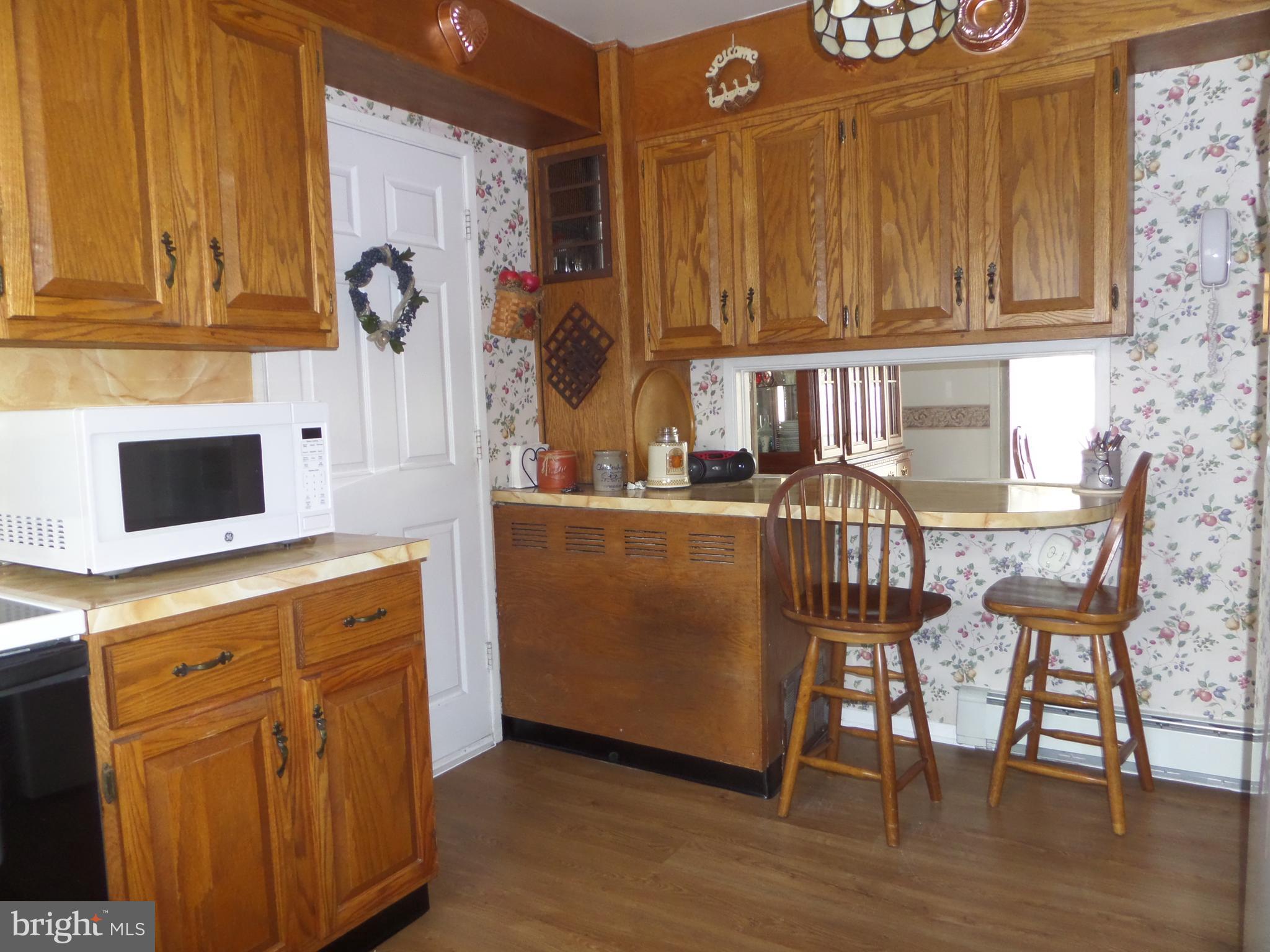 Nice Kitchen: Breakfast Bar & Pass-Thru to Dining