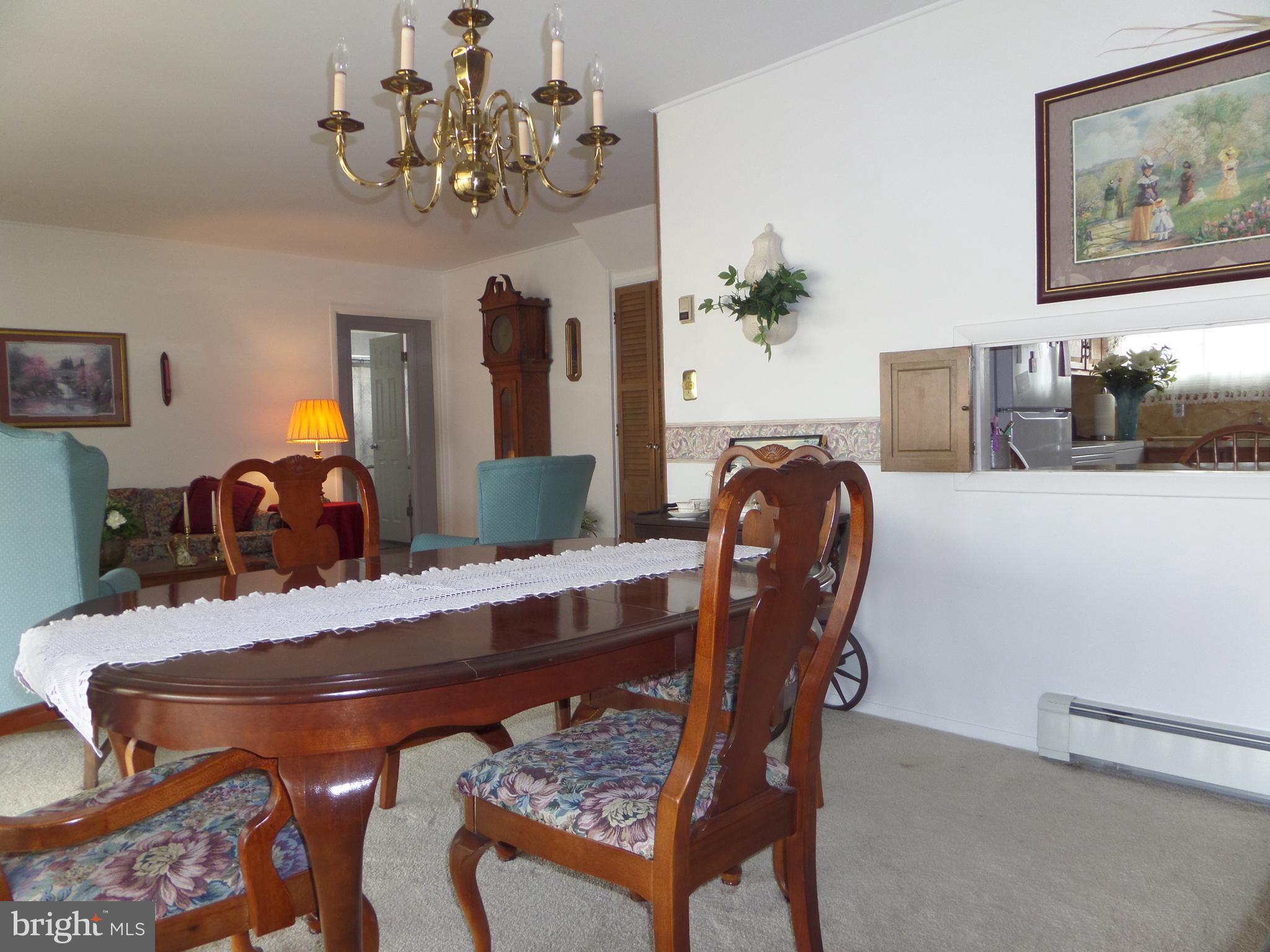 BIG Living-Diningroom Combo w Pass-Thru to Kitchen