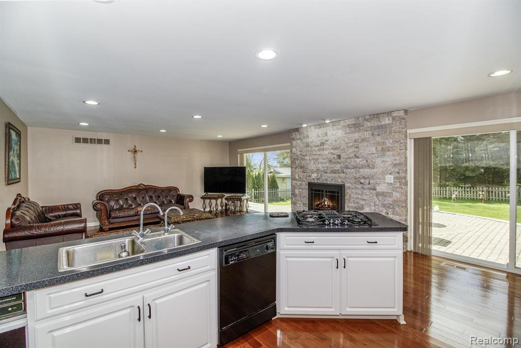 71 Montmorency Road Rochester Hills, MI 48307 - Photo 8 of 29