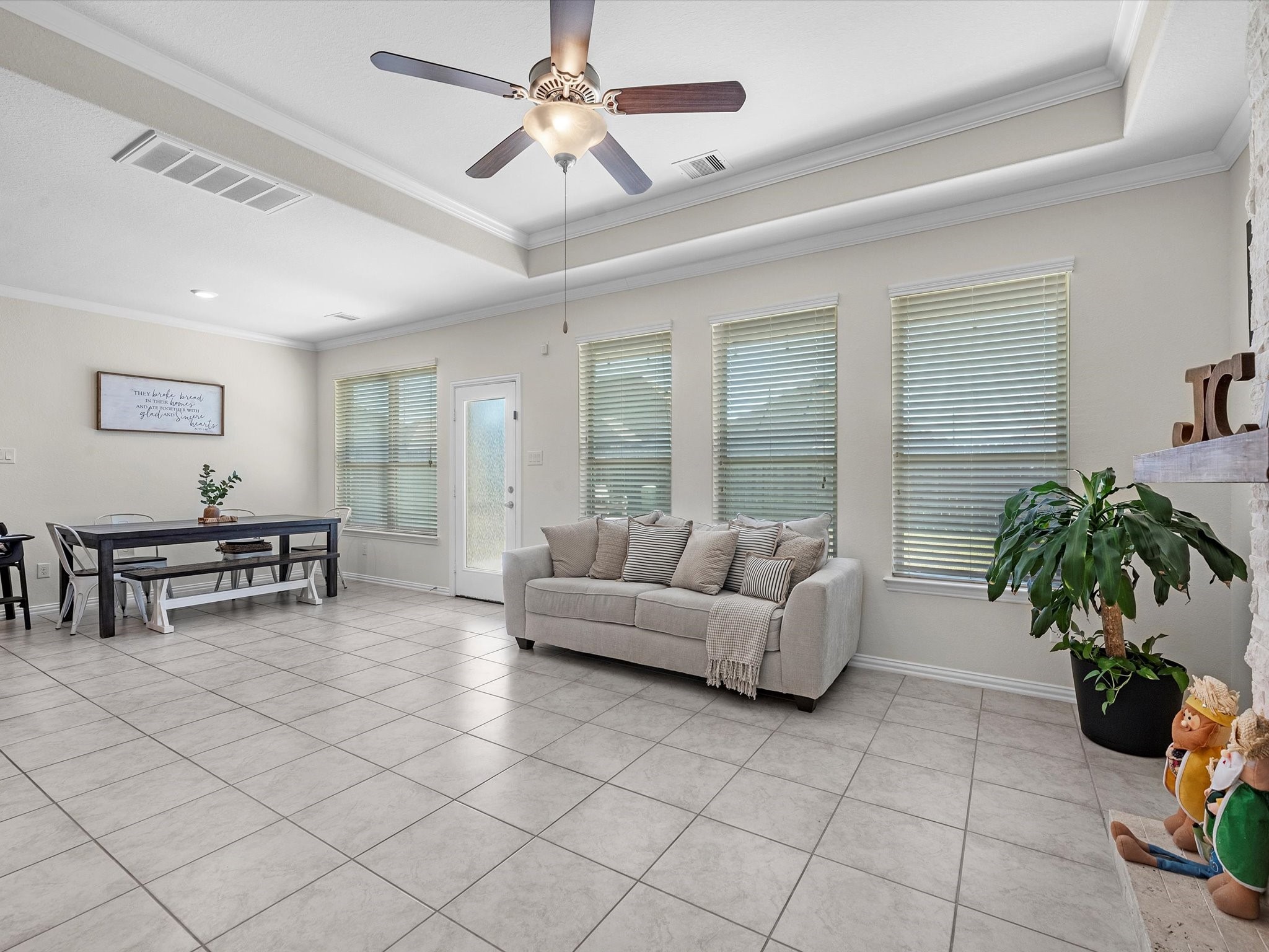 13838 Madera Bend Lane Rosharon, TX 77583 - Photo 14 of 32 Open concept design w/ natural lighting