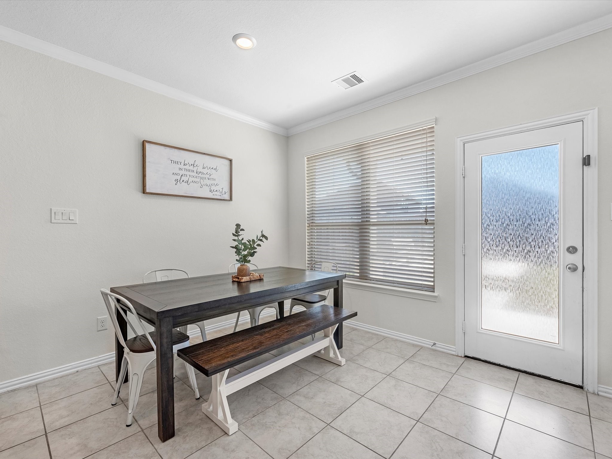 13838 Madera Bend Lane Rosharon, TX 77583 - Photo 18 of 32 A very accommodating breakfast/dining adjacent to kitchen