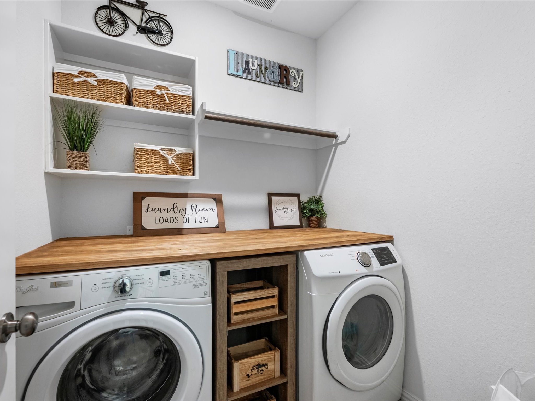 13838 Madera Bend Lane Rosharon, TX 77583 - Photo 22 of 32 Thoughtfully designed laundry room on the first floor