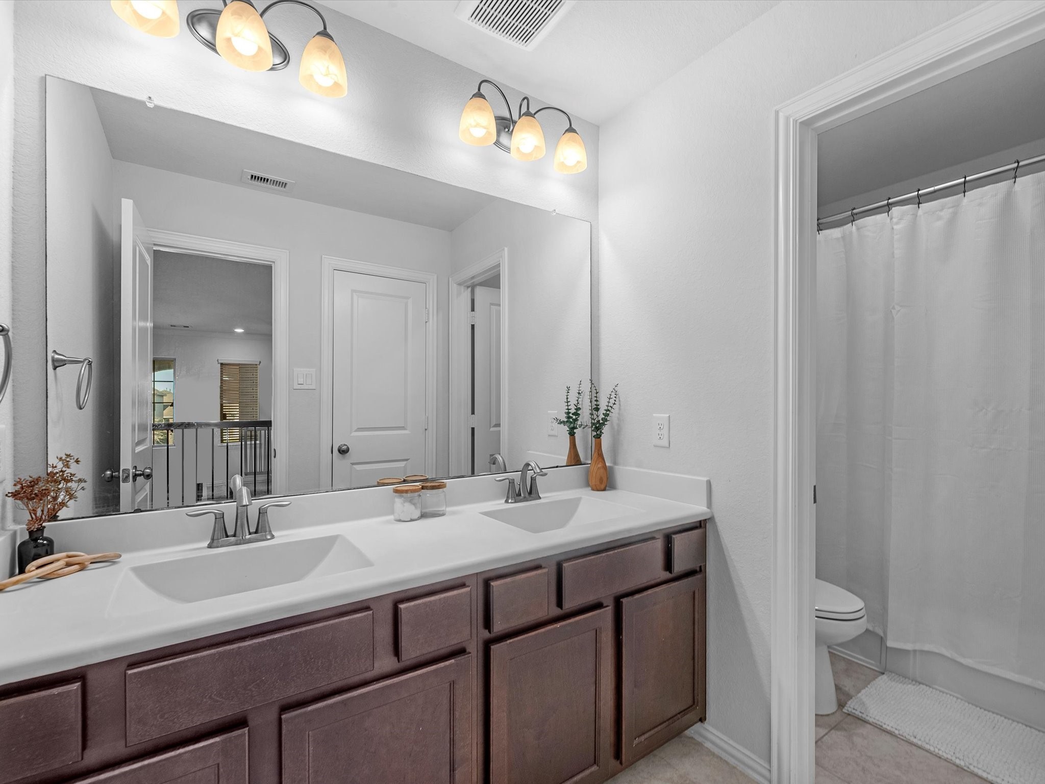 13838 Madera Bend Lane Rosharon, TX 77583 - Photo 29 of 32 Full guest Bath upstairs