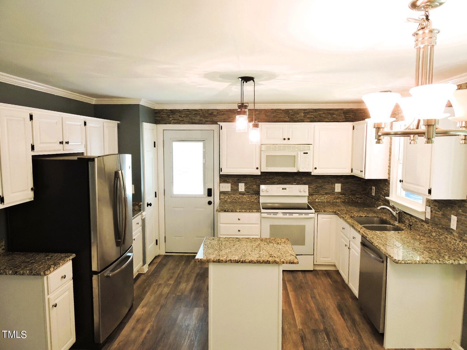 2 Kitchen full