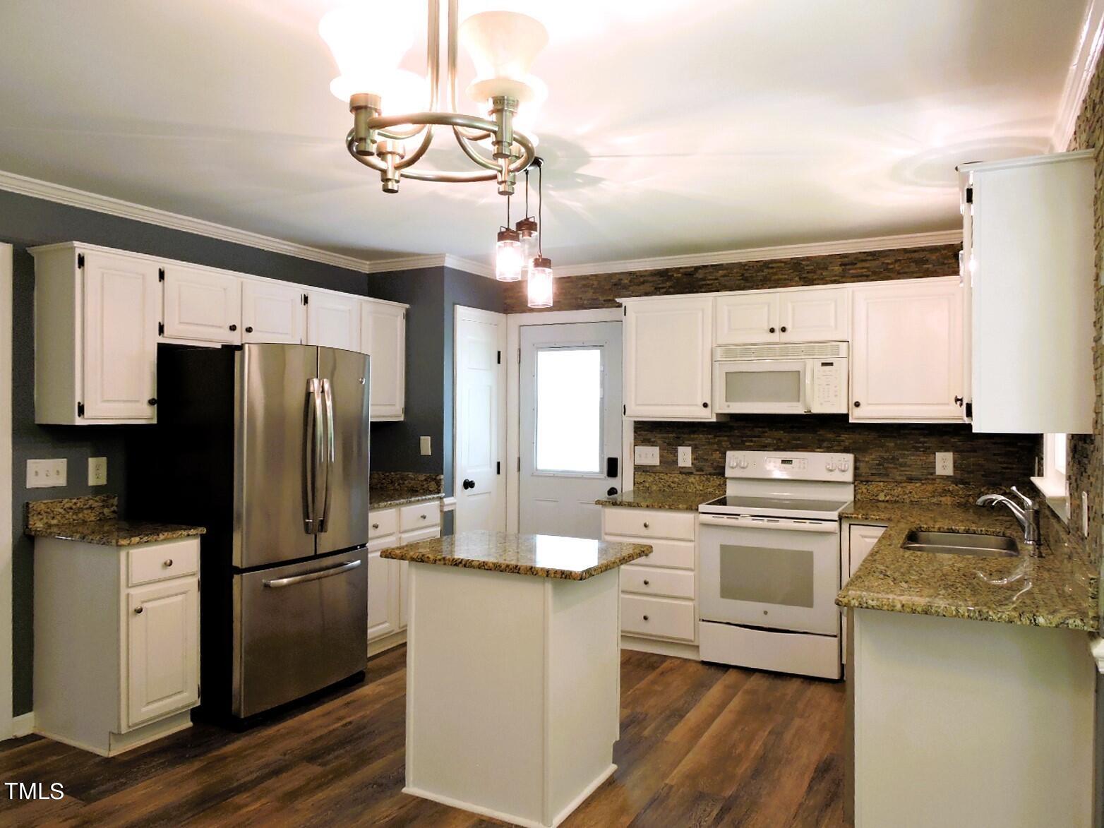 2-2 Kitchen 3