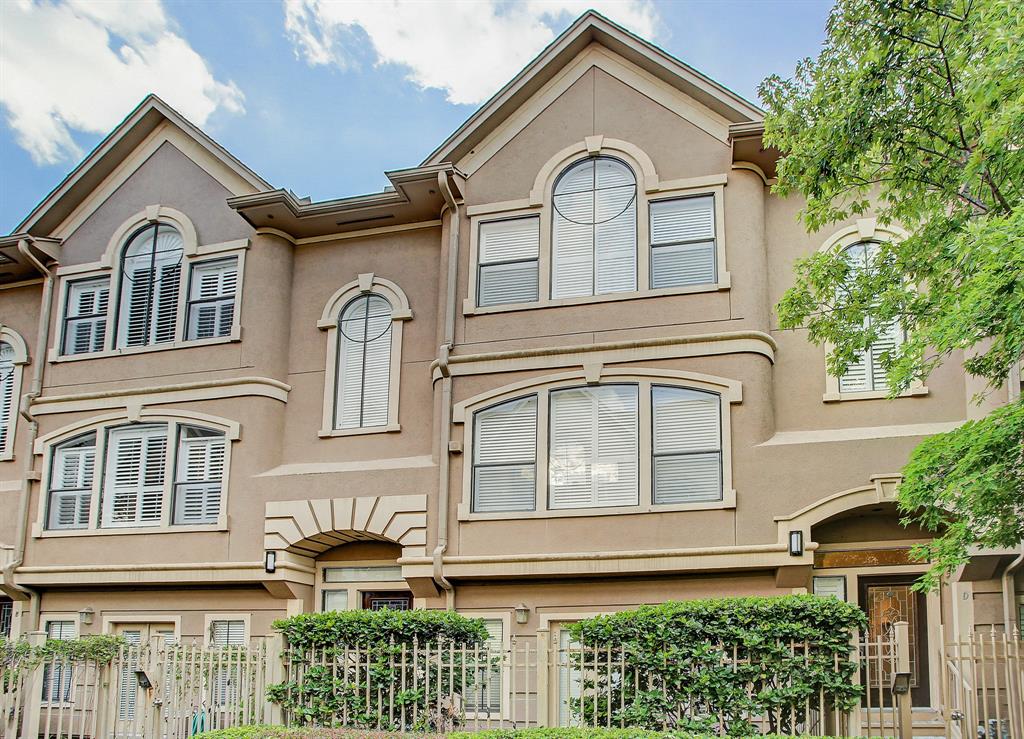 This is a beautiful three bedroom townhouse located in the heart of Rice/Med Center/Museum District.