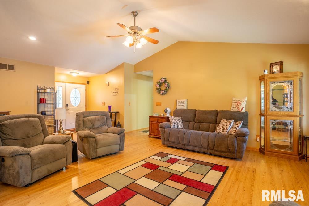 800 Anne Street Washington, IL 61571 - Photo 5 of 36 Gallery Image 5