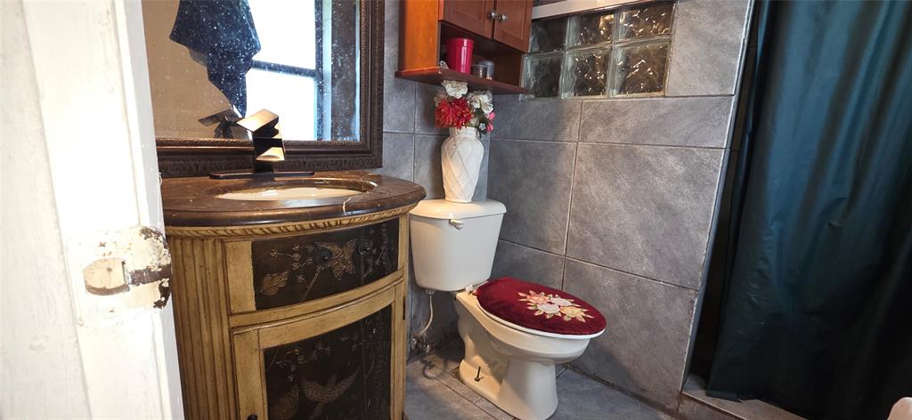 9522 Affirmed Lane Boca Raton, FL 33496 - Photo 5 of 10 a bathroom with a toilet and a sink