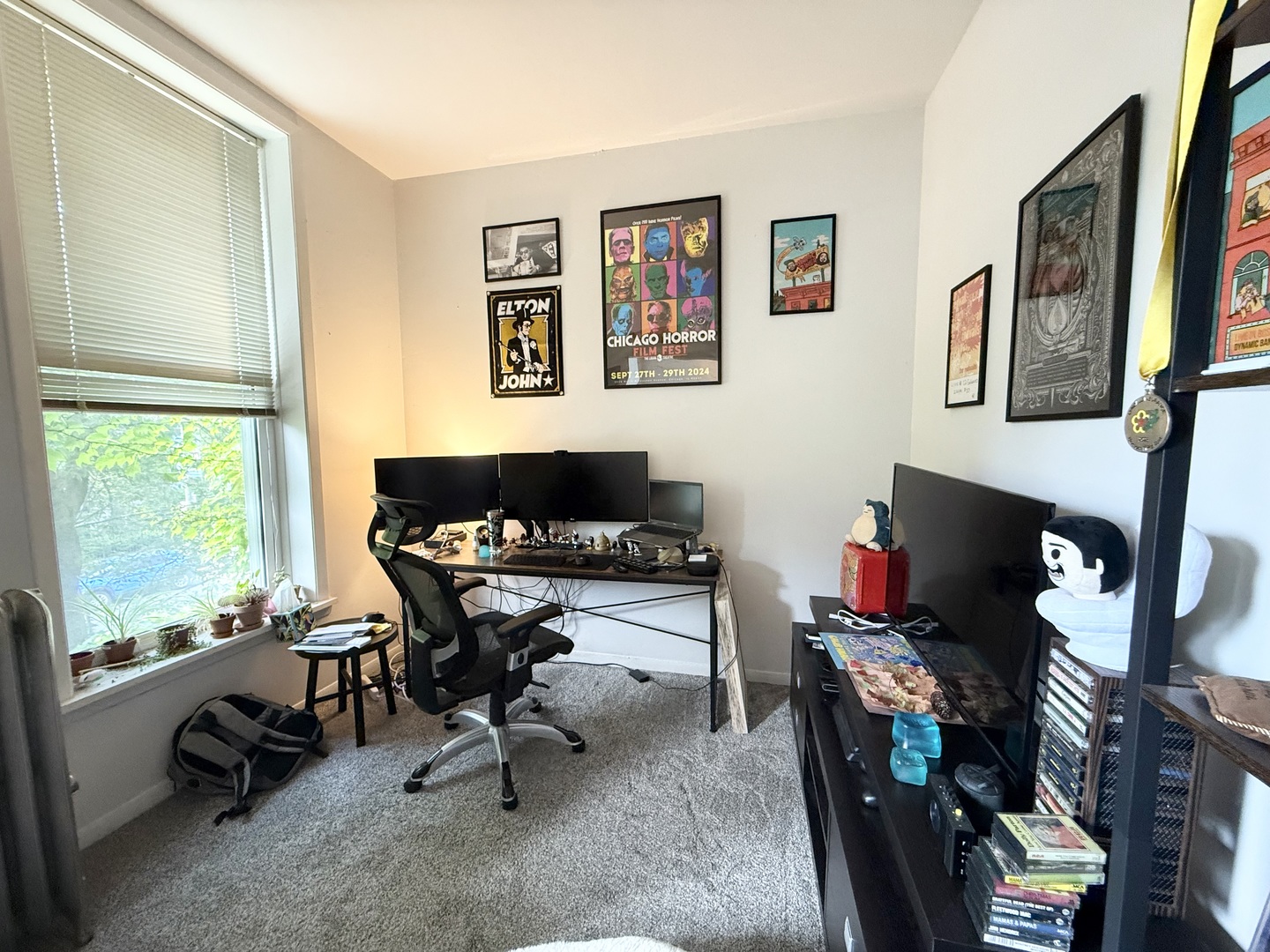1132 West Addison Street, Unit 2 Chicago, IL 60613 - Photo 4 of 11 a view of workspace with lounge chair and a window
