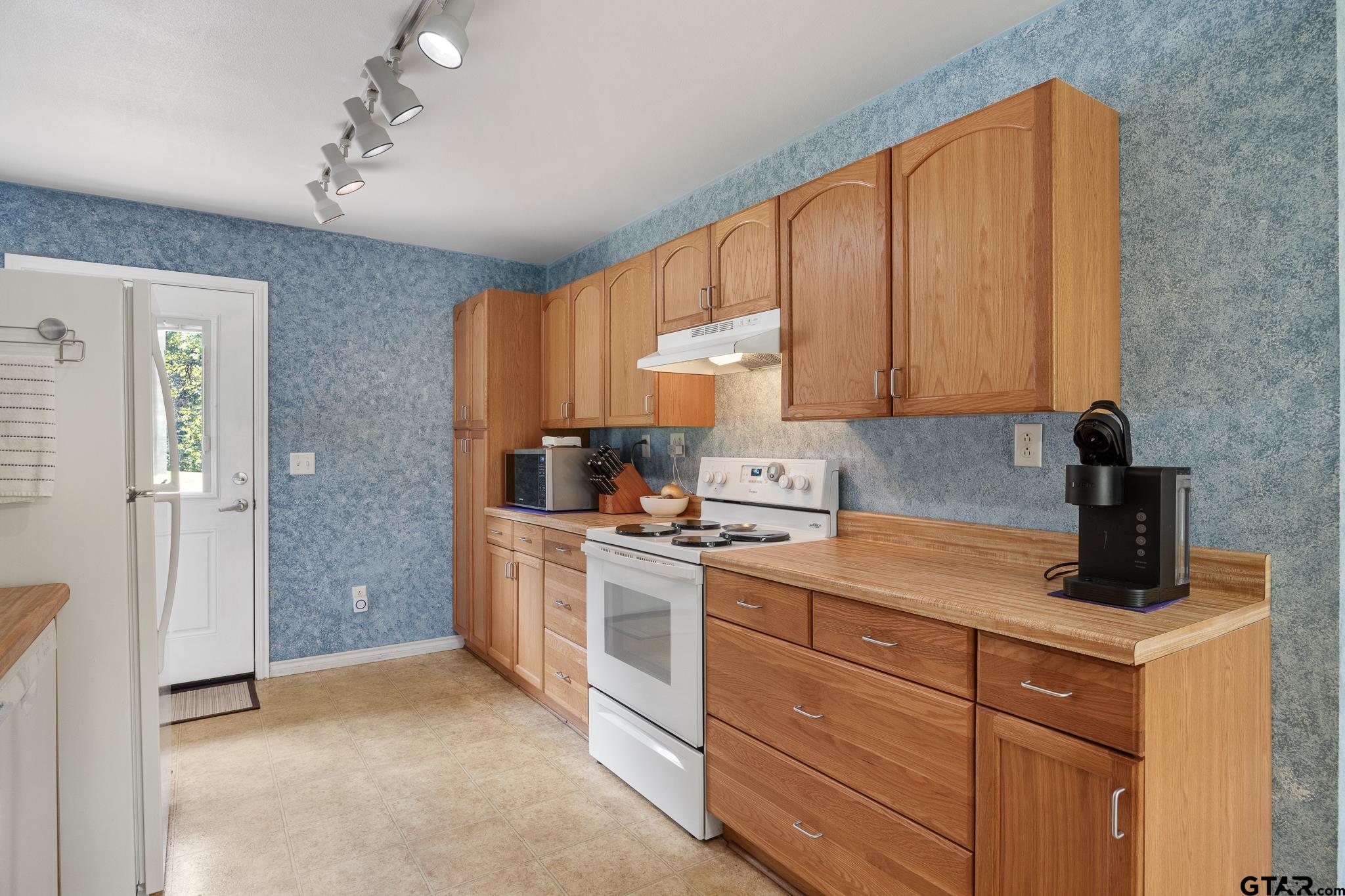 20650 West Grove Club Lake Road Whitehouse, TX 75791 - Photo 11 of 39 a kitchen with a sink a stove cabinets and refrigerator